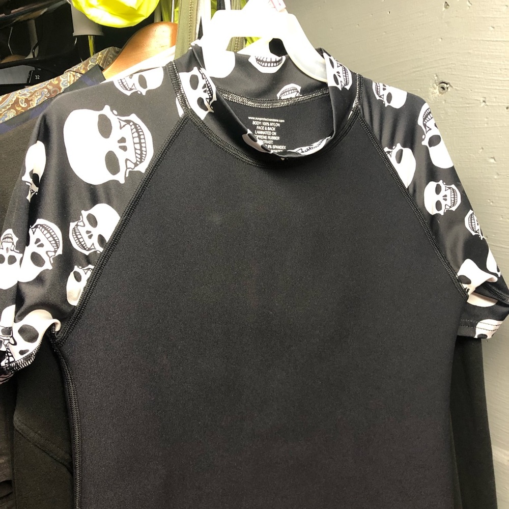 Skulls wet shirt, surf,sz 12
